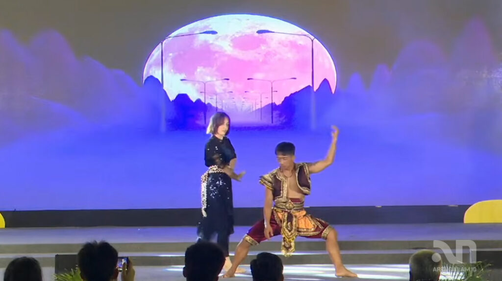 Penampilan Dian Bokir bersama Martina Cornelia Feiertag di panggung Festival Seni Lintas Budaya 2026, Culture Night, Balai Pemuda Kota Surabaya (11/7/2026). (Sapawarga Kota Surabaya-artngalam.id)