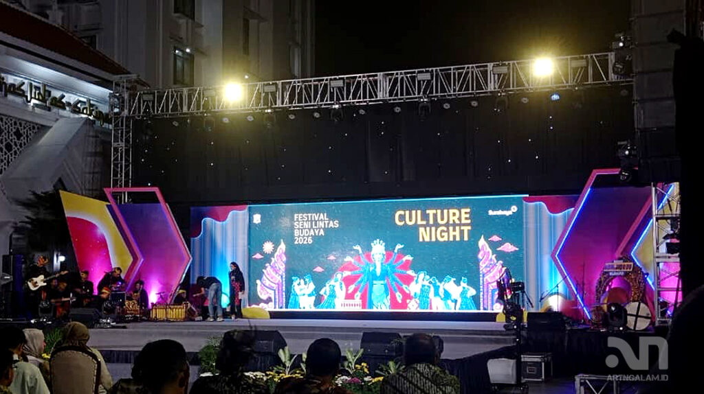 Panggung Festival Seni Lintas Budaya 2026 saat Culture Night, Balai Pemuda Kota Surabaya (11/7/2026). (artngalam.id)